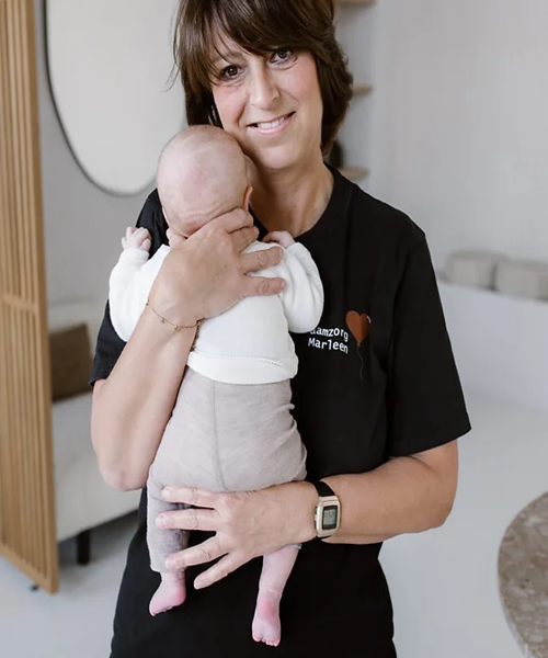 Marleen geeft liefdevolle zorg aan een pasgeboren baby