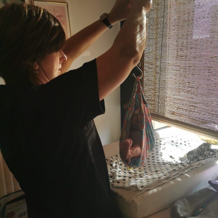 Marleen voert een nauwkeurige gewichtscontrole uit